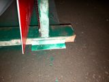 un skateboard posé par terre dans l'obscurité