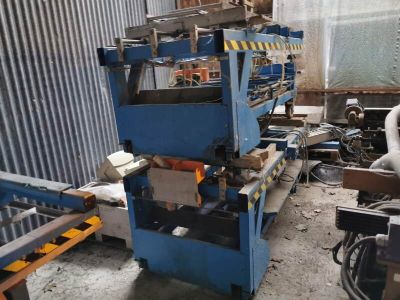 une image d'une machine qui travaille sur un morceau de bois