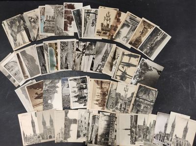 plusieurs vieilles photographies en noir et blanc représentant une ville et des bâtiments