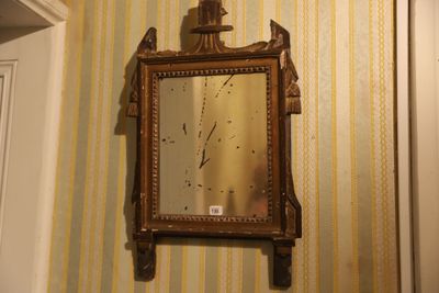 un miroir accroché au mur au-dessus d'un miroir