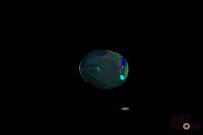 une image représentant un fond noir avec un globe vert et bleu au centre