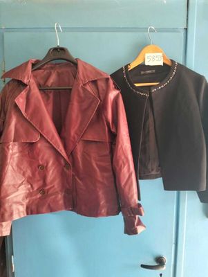 deux vestes accrochées à une porte bleue dans une pièce