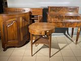 deux tables et une commode dans une pièce