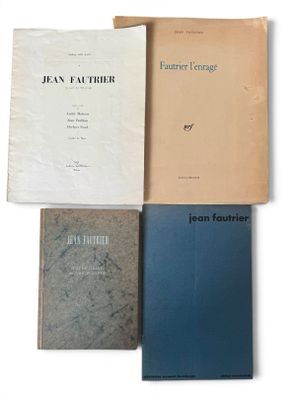 quatre livres sont empilés sur une surface blanche