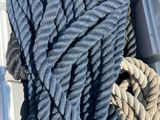 les nombreuses cordes d'un bateau qui sont attachées les unes aux autres