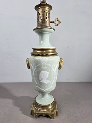 une lampe posée sur une table à côté d'un mur