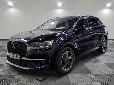 l'avant d'un SUV Infiniti noir de 2021 garé sur un sol à damier