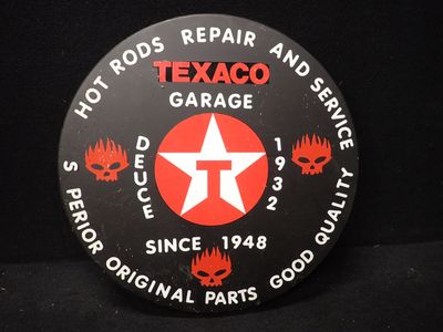 une photo d'une enseigne de station-service Texaco sur fond noir