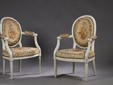 paire de fauteuils de style Louis XVI avec coussins rembourrés à motifs floraux