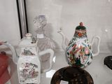 une vitrine en verre sur laquelle sont exposés divers vases