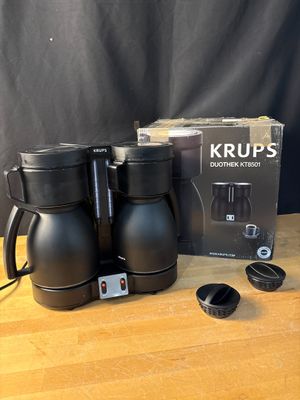 Cafetière Krups avec deux tasses et une boîte