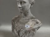 une statue de femme assise sur une table