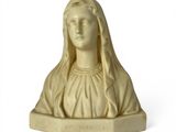statue d'une femme aux cheveux longs et portant un voile, sur fond blanc
