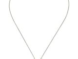 un collier en argent orné d'un nœud sur une chaîne, sur fond blanc