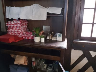une étagère en bois sur laquelle est posée une plante en pot