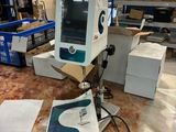 une machine posée sur une table