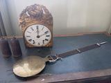 une horloge posée sur une table, entourée d'une chaîne