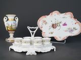 un plateau sur lequel sont posés des tasses et des soucoupes