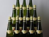 plusieurs bouteilles de vin posées les unes à côté des autres sur une table