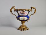 un vase bleu et or orné de fleurs