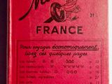 un vieux livre à la couverture rouge posé sur une table