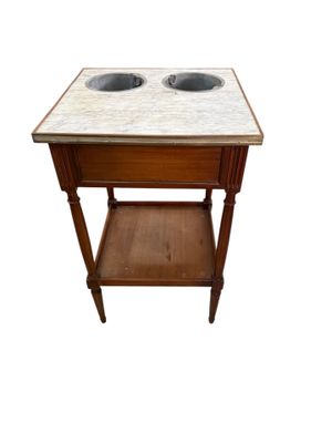 une petite table sur laquelle se trouvent deux bols