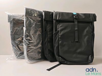 deux sacs posés sur une table