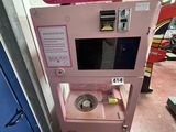 une machine rose sur laquelle est accrochée une pancarte indiquant « barbe à papa »