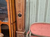 deux chaises et une horloge de parquet dans un coin de la pièce