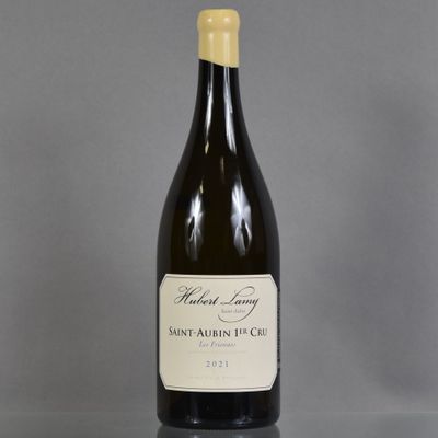 une bouteille de vin posée sur une table à côté d'un verre