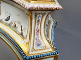 une figurine représentant un homme et une femme assis sur un banc
