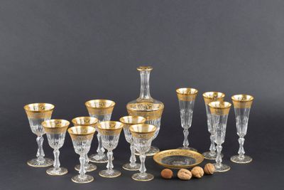 beaucoup de verres à vin et un saladier sur la table