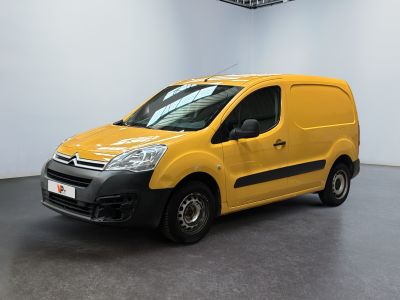 La camionnette jaune est garée dans une grande pièce blanche.