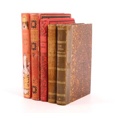 plusieurs vieux livres sont empilés sur une surface blanche