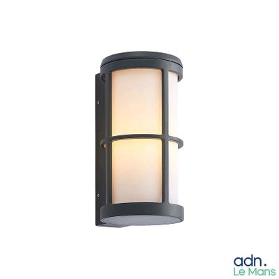 un gros plan d'une lampe fixée au mur, sur fond blanc