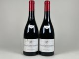 deux bouteilles de vin rouge posées l'une à côté de l'autre sur une table