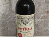 une bouteille de vin posée sur une table