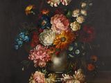 tableau représentant des fleurs dans un vase argenté posé sur une table, sur fond noir