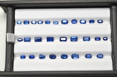Un lot de 15 carats environ de kianites facettées (poids et …