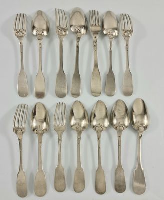 beaucoup de cuillères et de fourchettes en argent sur la table