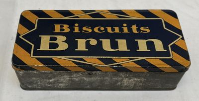 biscuits brun tin box on a white tablecloth