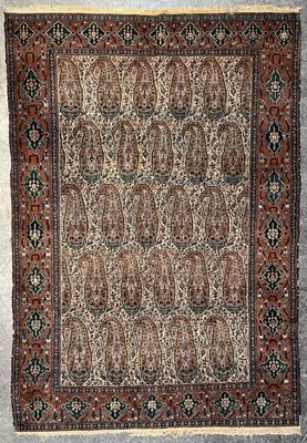 SENNEH, Perse Tapis en laine à décor de botehs sur fond crèm…