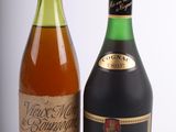 deux bouteilles de vin posées l'une à côté de l'autre sur une surface blanche