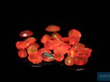 perles en oplite rouge feu sur fond noir