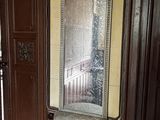 un miroir et une table dans un coin de la pièce