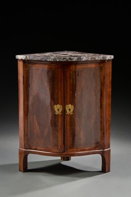 une armoire ancienne en bois, avec un plateau en marbre et deux portes