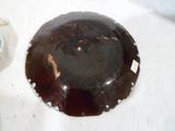 un gâteau au chocolat posé sur une table blanche