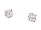 une paire de boucles d'oreilles en diamant sur fond blanc