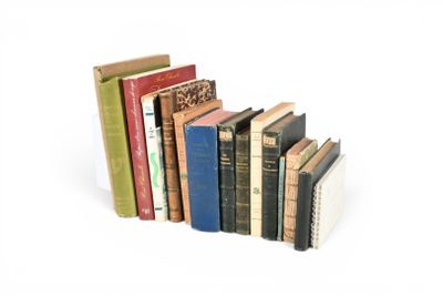 plusieurs livres sont empilés sur une surface blanche