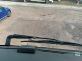 une voiture bleue garée sur le bord de la route